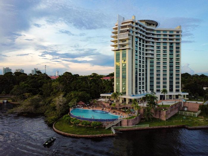 Vista aérea do Tropical Executive Hotel, em Ponta Negra, Manaus